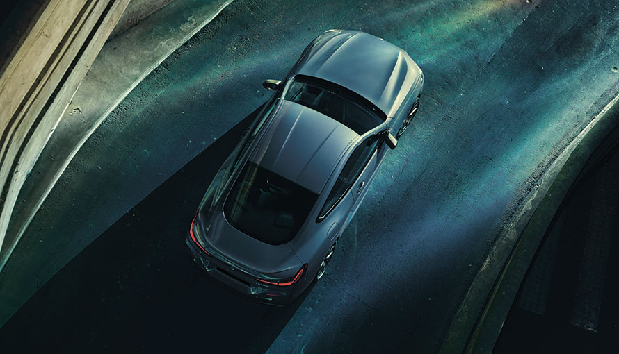 BMW 8 серии Coupe в городе, вид с высоты птичьего полета